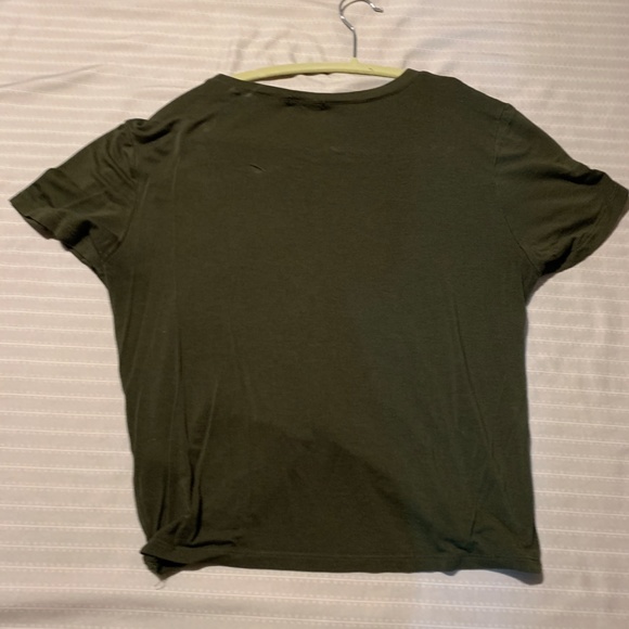 green shorty sleeve crop top with pocket - Picture 3 of 3